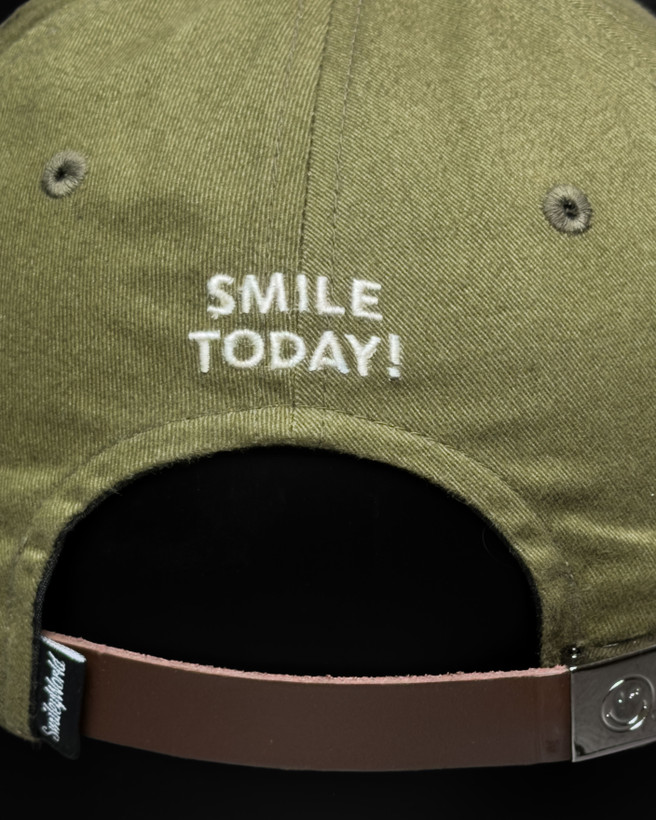 پشت کلاه کپ کتان سبز زیتونی با گلدوزی smile today و بند چرمی قهوهای و سگک فلزی