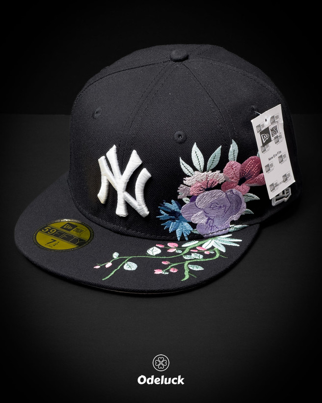 کلاه کپ استراکچردار مشکی نیو ارا مدل ny yankees floral با گلدوزی گلهای رنگی روی نقاب نمای پرسپکتیو