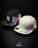 کلاه کپ استراکچردار مشکی نیو ارا مدل ny yankees floral با گلدوزی گلهای رنگی روی نقاب نمای پرسپکتیو هر دو کلاه کنار هم