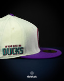 جزئیات گلدوزی تایپوگرافی Anaheim Ducks روی بدنه کرم کلاه نیو ارا