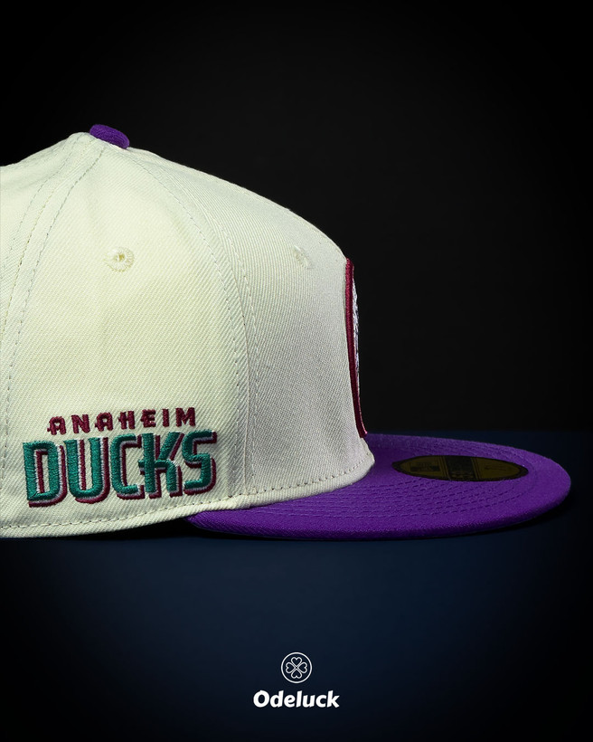 جزئیات گلدوزی تایپوگرافی Anaheim Ducks روی بدنه کرم کلاه نیو ارا