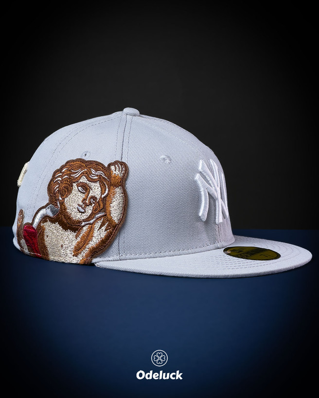 نمای جانبی کلاه کپ بک فیت New Era x Jon Stan با پچ گلدوزیشده فرشته