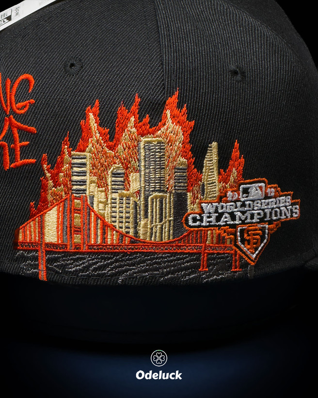 جزئیات گلدوزی ۳D پل گلدن گیت و پچ World Series Champions 2012 روی کلاه NEW ERA
