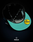 نمای داخل، زیر نقاب رنگ تیفانی (Tiffany Undervisor) و استیکرهای ۵۹FIFTY