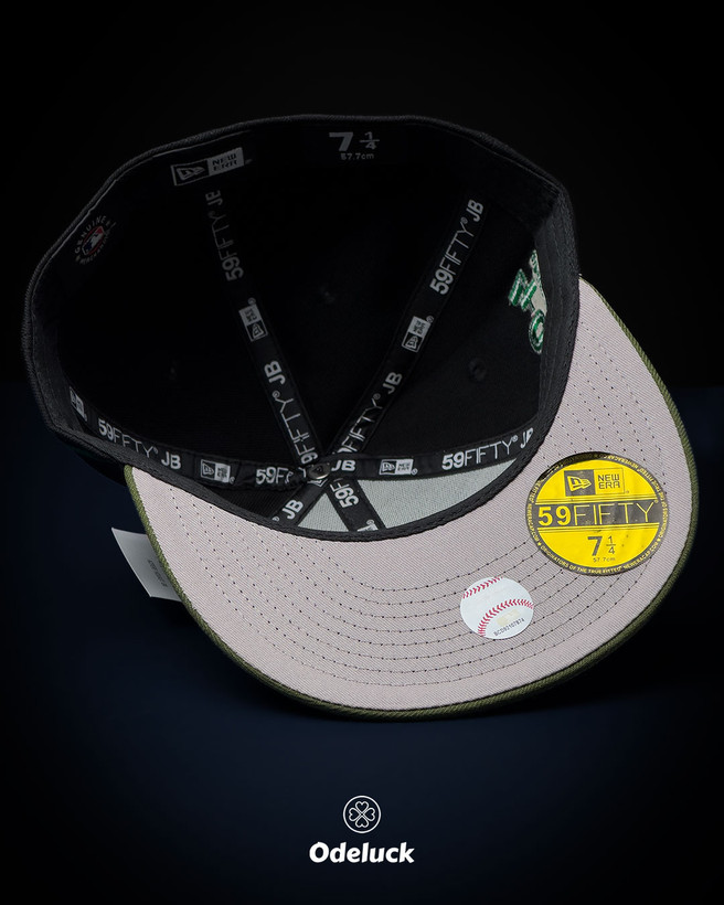 نمای داخل، زیر نقاب طوسی و استیکرهای اصالت 59FIFTY کلاه نیو ارا
