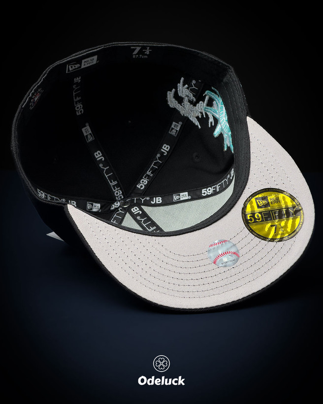 نمای داخل، زیر نقاب طوسی و استیکرهای اصالت 59FIFTY کلاه نیو ارا