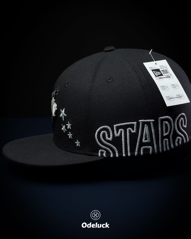 نمای کناری کلاه نیو ارا TORONTO BLUE JAYS با نوشته STARS و گلدوزی بازتابنده