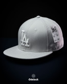 نمای زاویهدار کلاه نیو ارا ۵۹FIFTY مدل LA DODGERS طوسی روشن