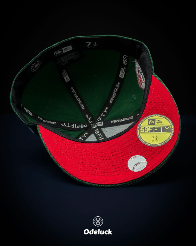 نمای داخل کلاه نیو ارا و زیر نقاب قرمز جذاب (Red Undervisor) با استیکرهای ۵۹FIFTY