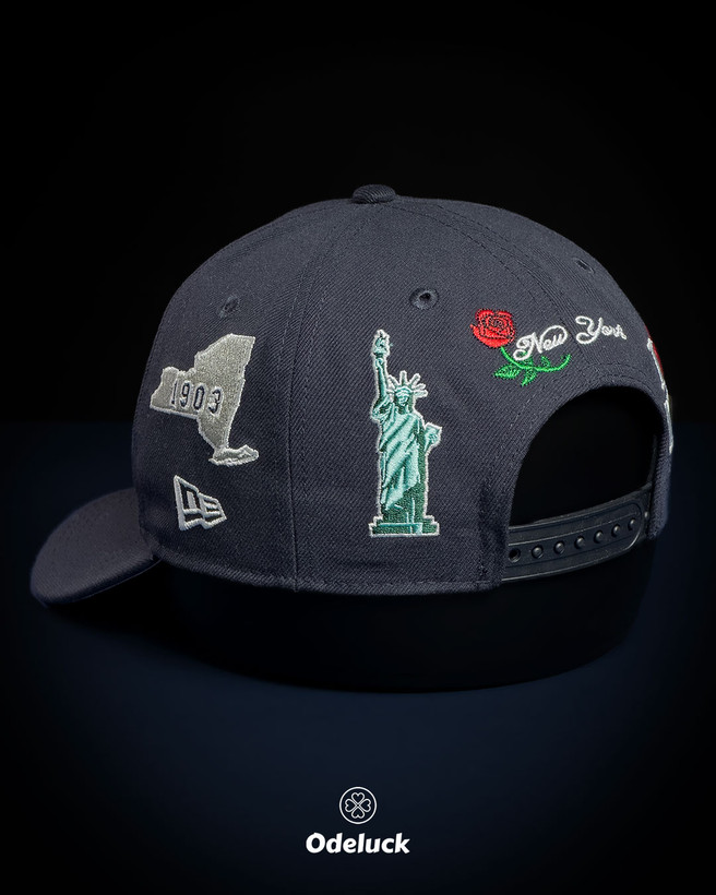 نمای کناری و پشت کلاه نیو ارا با گلدوزی مجسمه آزادی و عبارت New York