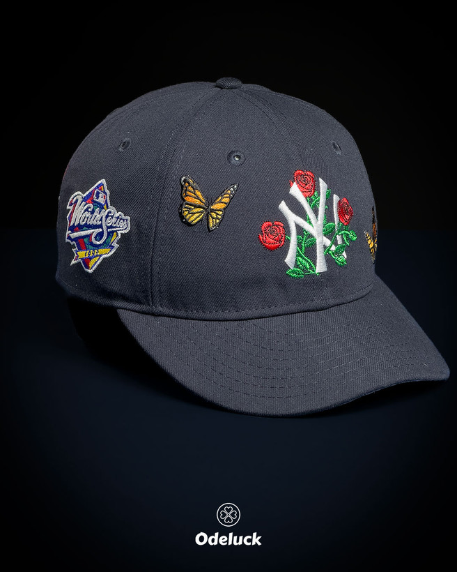 نمای سه رخ کلاه نیو ارا یانکیز کاستوم با گلدوزی پروانه و پچ World Series