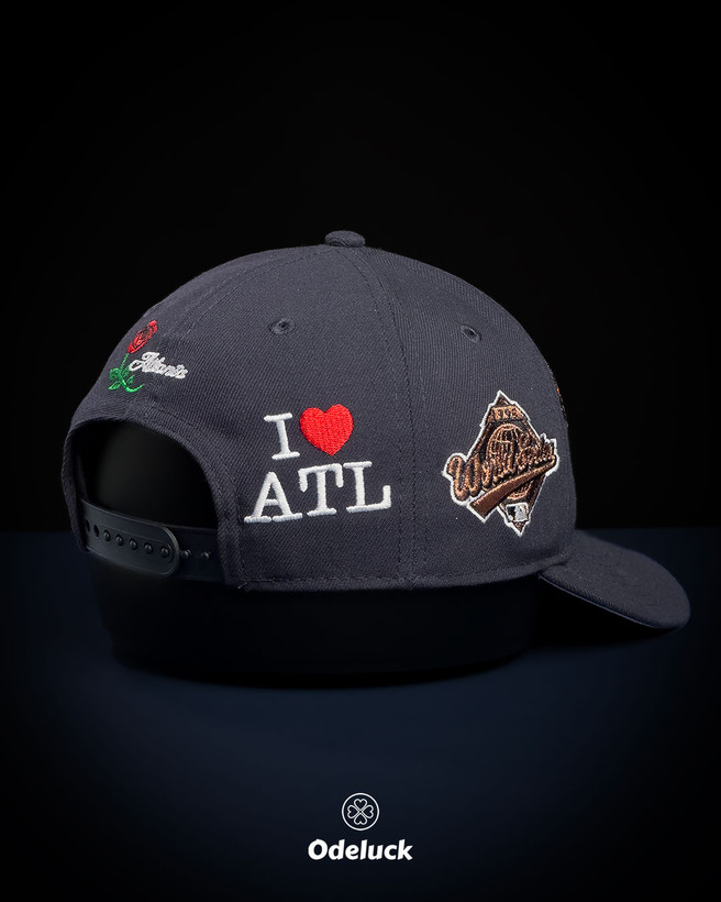 نمای سه رخ پشت کلاه نیو ارا با گلدوزی I LOVE ATL و پچ World Series