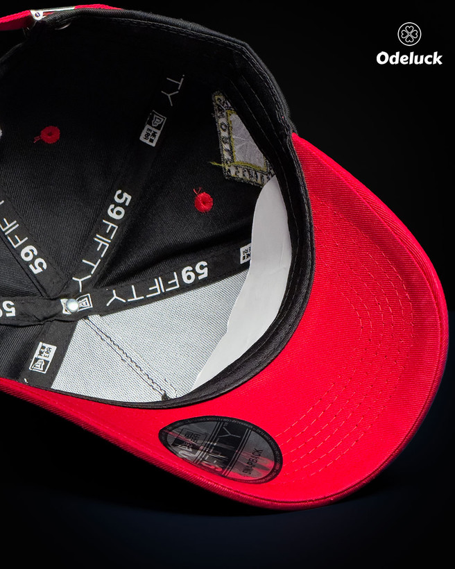 نمای داخل کلاه نیو ارا NY YANKEES مشکی قرمز با زیر نقاب قرمز و نوار دوزی 59FIFTY