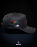 نمای کناری کلاه نیو ارا مشکی با پچ رنگی 1987 World Series و لوگوی MLB