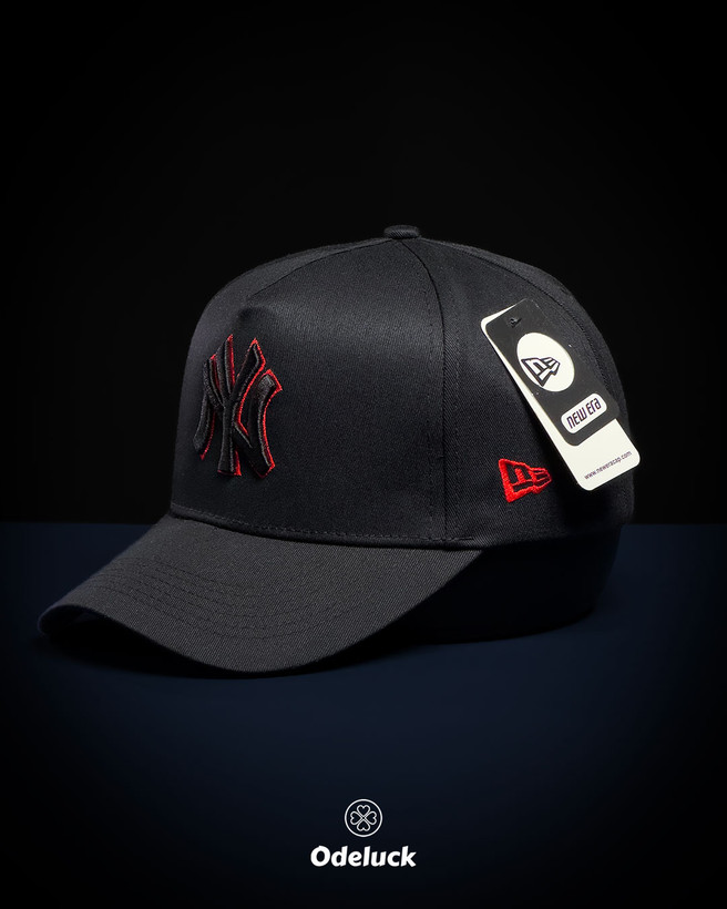 نمای سه رخ کلاه نیو ارا NY مشکی با لوگوی قرمز New Era
