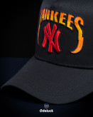 نمای نزدیک از گلدوزی برجسته YANKEES روی تاج کلاه نیو ارا