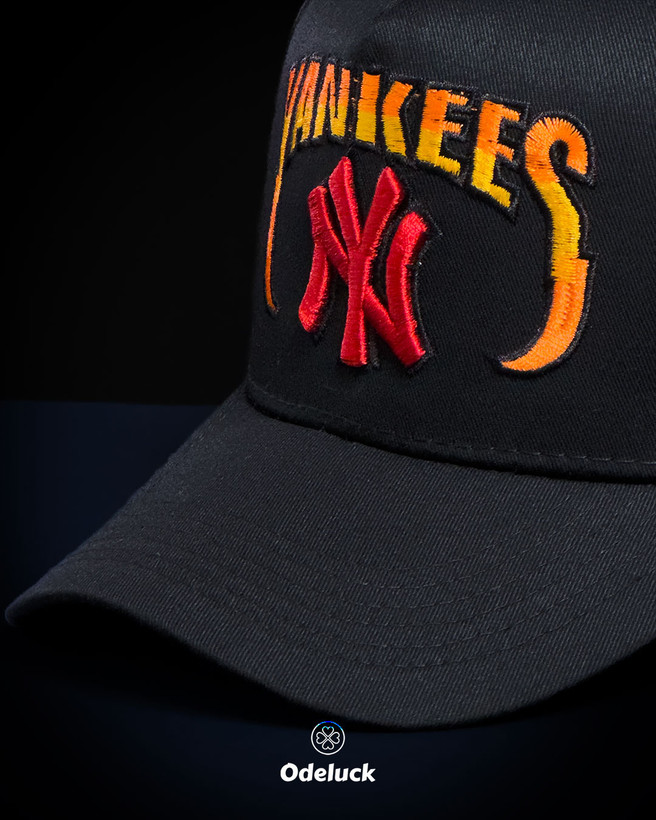 نمای نزدیک از گلدوزی برجسته YANKEES روی تاج کلاه نیو ارا