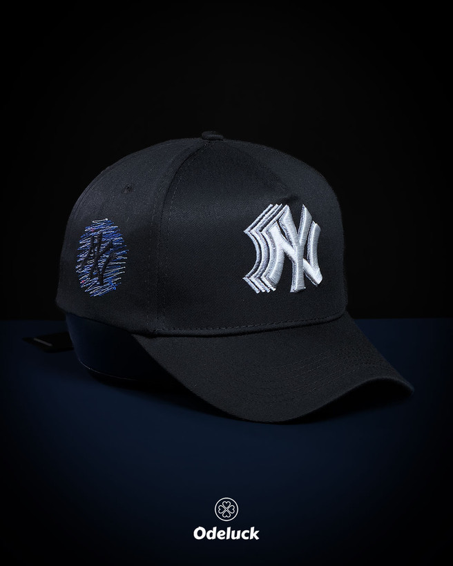 نمای نیمرخ کلاه نیو ارا NY Yankees با پچهای ساید و گلدوزی مشکی
