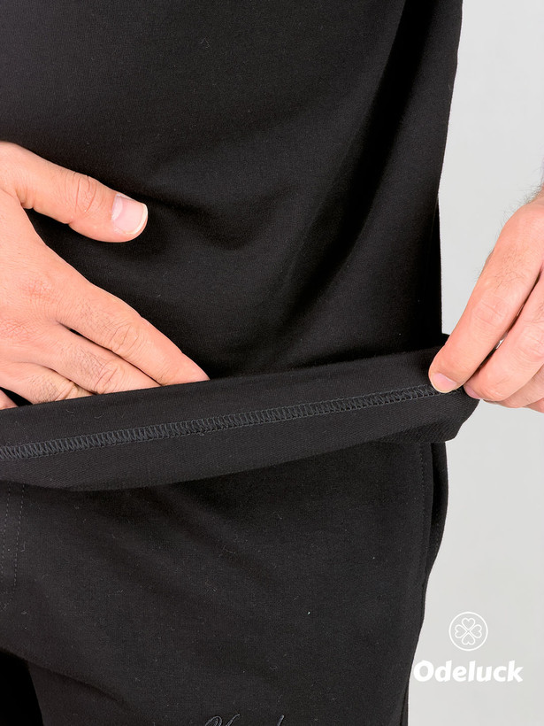 نمای نزدیک کیفیت بافت پارچه ماکان دولا پنبه و دوخت لبه تیشرت مشکی