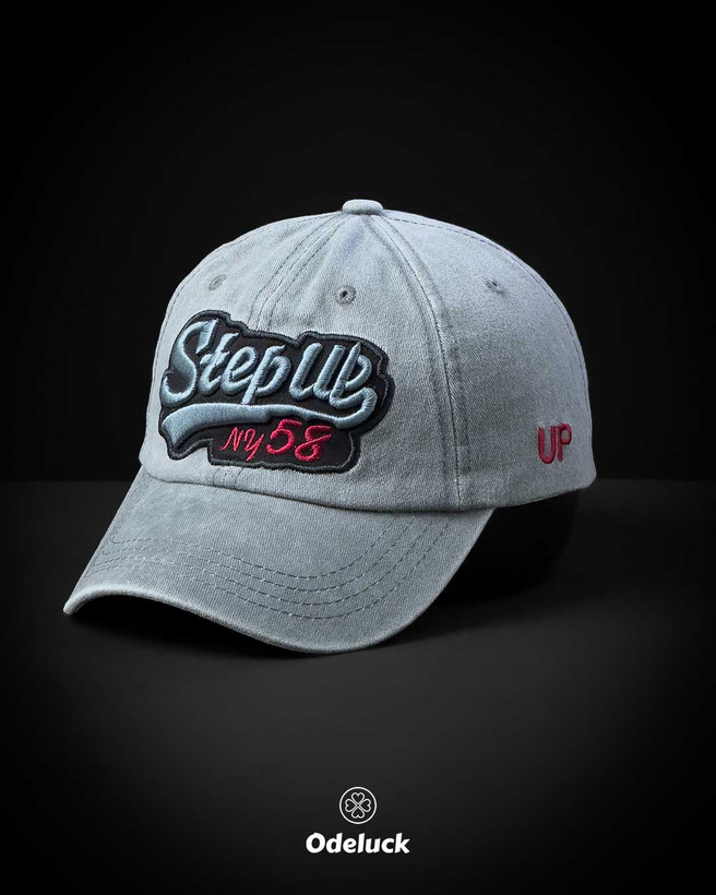 نمای سهرخ و جزئیات گلدوزی بغل کلاه Step Up طوسی