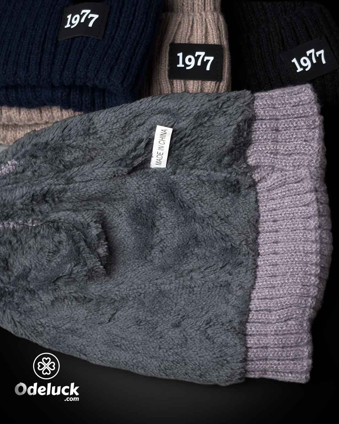 نمای داخلی، آستر خز مخملی و برچسب کلاه بافتنی 1977