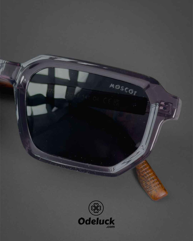 جزئیات اتصال فریم دودی کریستالی با دستههای چوبی عینک MOSCOT کد 463