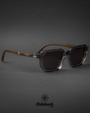 نمای سهرخ عینک آفتابی MOSCOT JW 7007 با فریم دودی شفاف و دسته چوبی