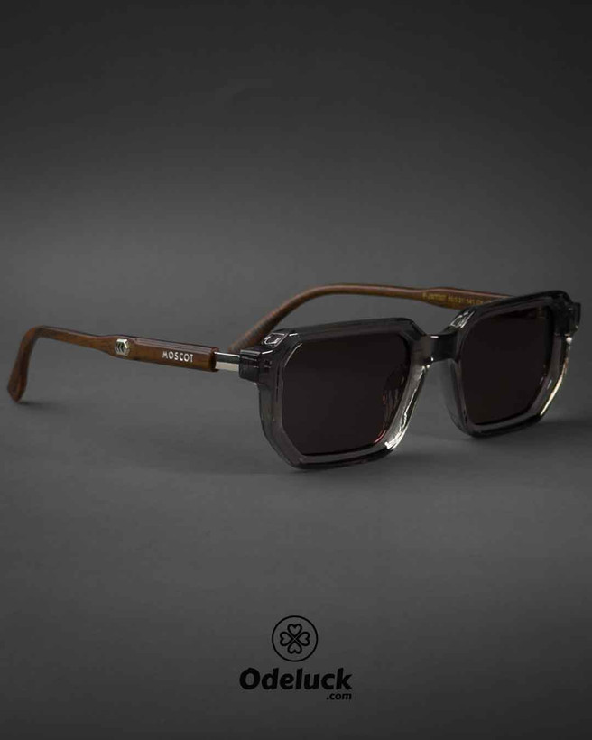 نمای سهرخ عینک آفتابی MOSCOT JW 7007 با فریم دودی شفاف و دسته چوبی