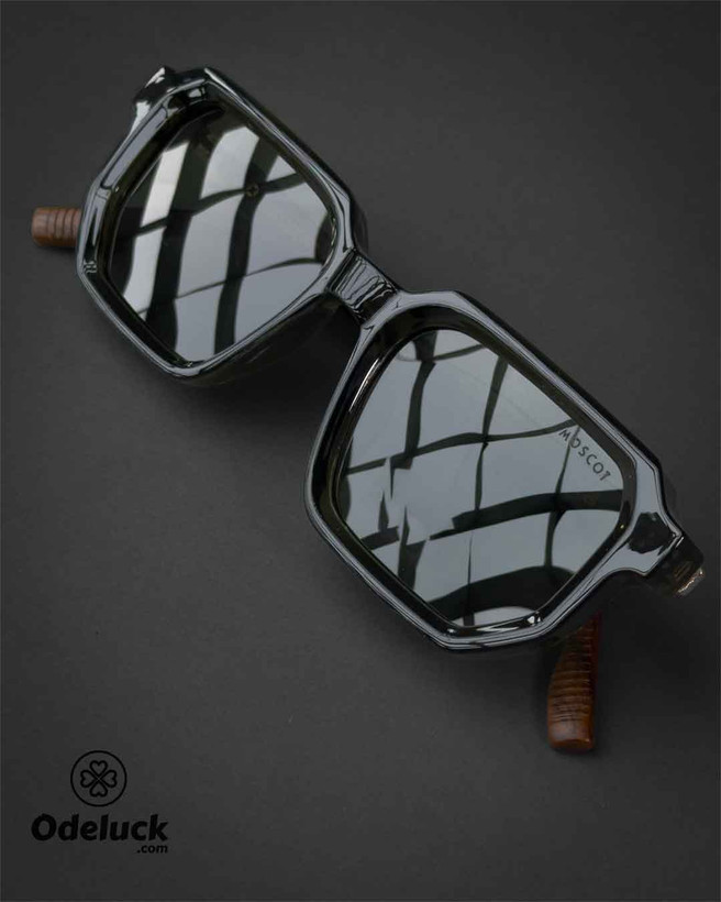 نمای زاویهدار و بازتاب نور روی عدسیهای پولارایز عینک MOSCOT کد 465