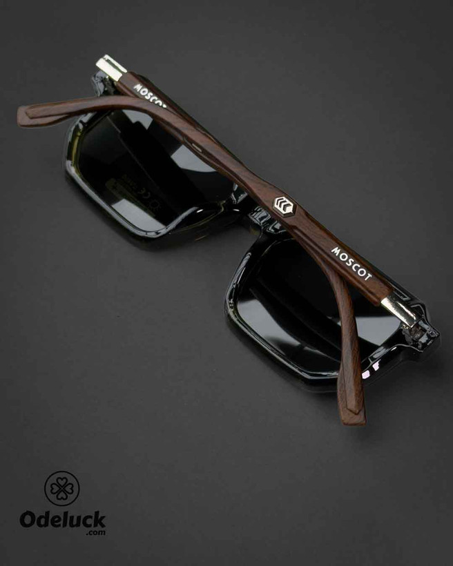 نمای کج از حالت تا شده و دستههای چوبی عینک آفتابی MOSCOT کد 465