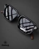 نمای زاویه ۴۵ درجه و انعکاس شفاف لنز دودی عینک MOSCOT کد 466