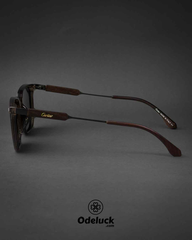 نمای جانبی عینک آفتابی Cartier با لوگوی ظریف روی فریم دسته استیل تیره کد 467