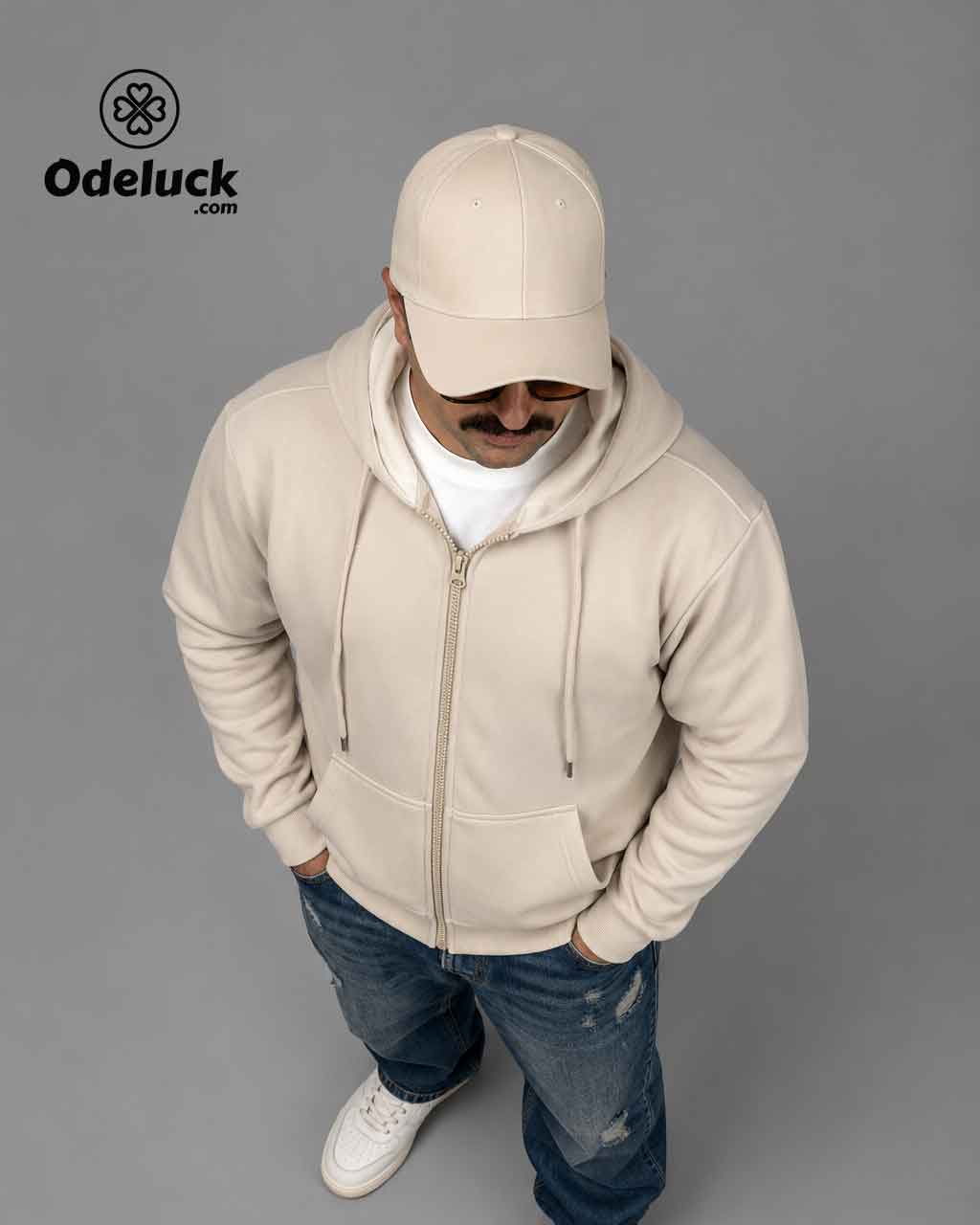 زاویه دید از بالا (Overhead) استایل خیابانی سویشرت کرم