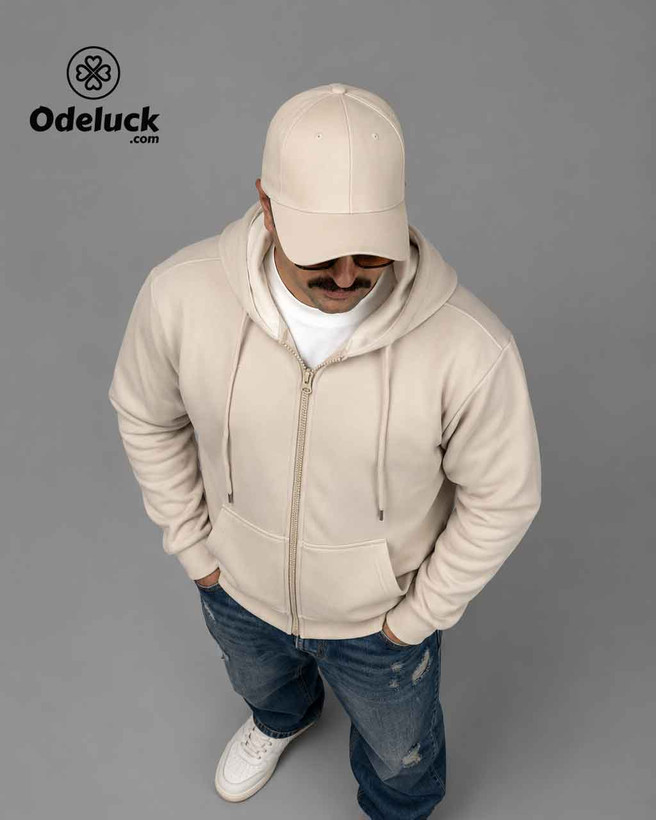 زاویه دید از بالا (Overhead) استایل خیابانی سویشرت کرم