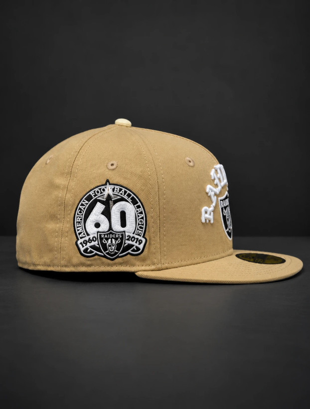 نمای کنار و جزئیات پچ کلاه بک فیت نیو ارا American Raiders 60TH گندمی (کد 186)