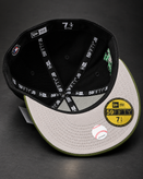 نمای داخل، زیر نقاب طوسی و استیکرهای اصالت 59FIFTY کلاه نیو ارا