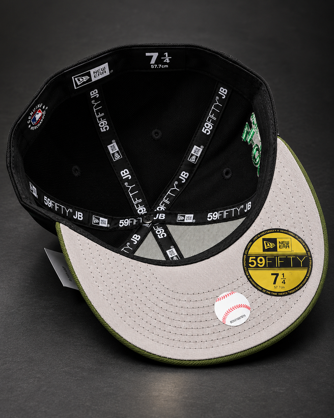نمای داخل، زیر نقاب طوسی و استیکرهای اصالت 59FIFTY کلاه نیو ارا