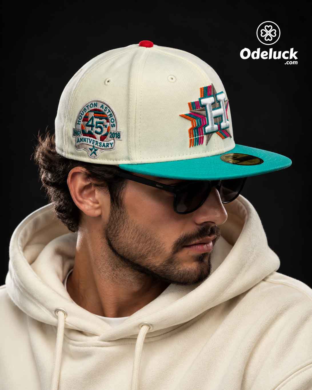 تنخور روی سر مدل مرد با یک هودی نباتی و نمای سه رخ کلاه بک فیت نیو ارا HOUSTON ASTROS سایز ۵۷.۷ | کد 419
