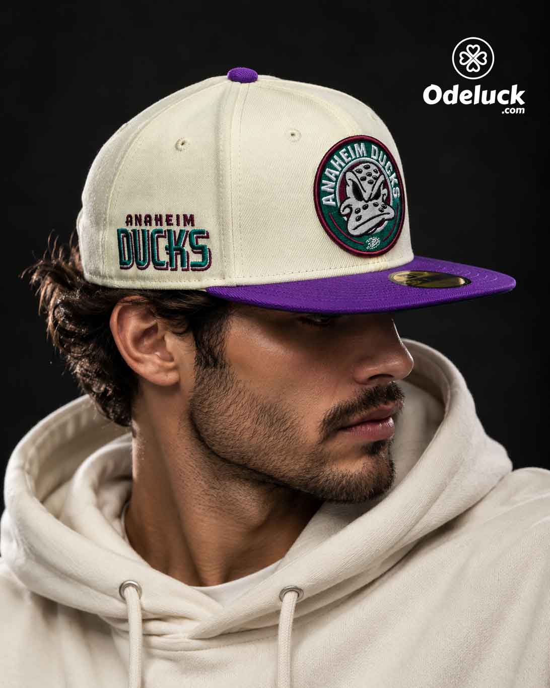 تن خور روی سر مدل مرد با هودی نباتی و نمای سه رخ کلاه بک فیت نیو ارا مدل ANAHEIM DUCKS | کد 394