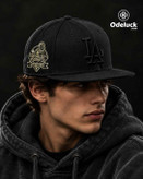 تنخور روی سر مدل مرد با هودی زغالی و نمای سه رخ کلاه بک فیت نیو ارا LA DODGERS 2024 سایز ۵۷.۷ | کد 409