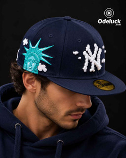 تن خور کلاه روی سر مدل مرد با هودی سرمه ای نمای سه رخ کلاه بک فیت نیو ارا NY YANKEES LIBERTY سرمه ای