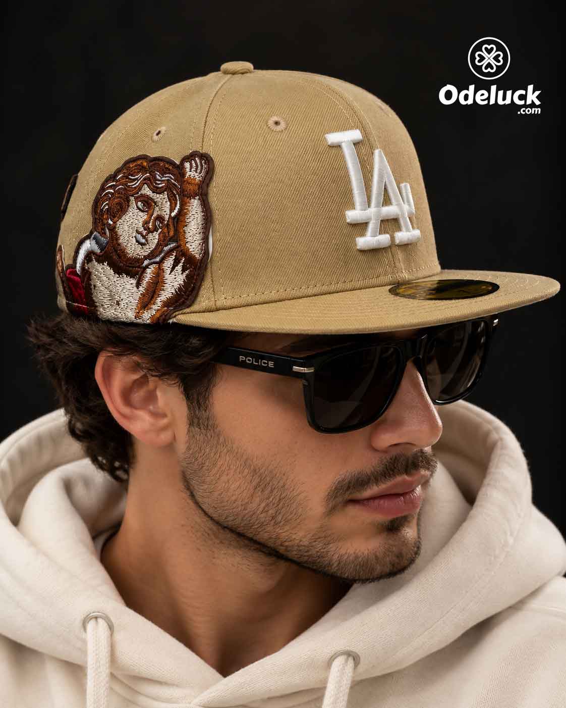 نمای سه رخ روی سر مدل مرد با هودی نباتی و کلاه بک فیت نیو ارا LA DODGERS ANGELS کرم