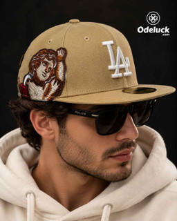 نمای سه رخ روی سر مدل مرد با هودی نباتی و کلاه بک فیت نیو ارا LA DODGERS ANGELS کرم