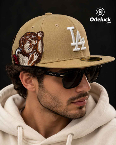 نمای سه رخ روی سر مدل مرد با هودی نباتی و کلاه بک فیت نیو ارا LA DODGERS ANGELS کرم
