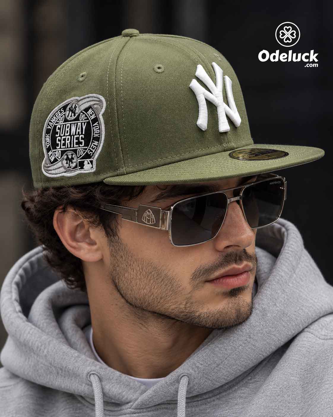 نمای سه رخ و تنخور روی سر مدل مرد کلاه بک فیت نیو ارا مدل NY YANKEES SUBWAY