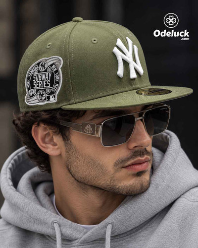 نمای سه رخ و تنخور روی سر مدل مرد کلاه بک فیت نیو ارا مدل NY YANKEES SUBWAY