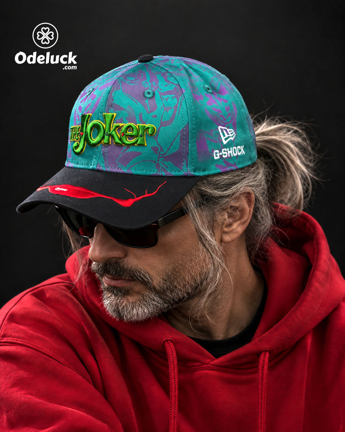 استایل استریت‌ویر مردانه با کلاه نیوارا JOKER، هودی قرمز و عینک آفتابی کد 481