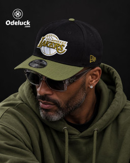 استایل استریتویر مردانه با کلاه نیوارا LAKERS، هودی زیتونی و عینک آفتابی کد 482