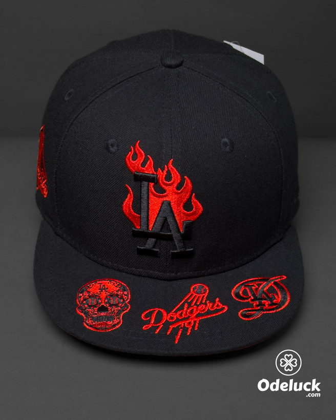 نمای بالای کلاه LA Dodgers مشکی با گلدوزیهای قرمز روی نقاب صاف کد 488