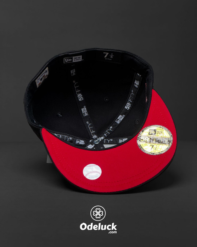 نمای داخل کلاه بکفیت نیو ارا 59FIFTY سایز 7 1/4 با زیر نقاب قرمز کد 488